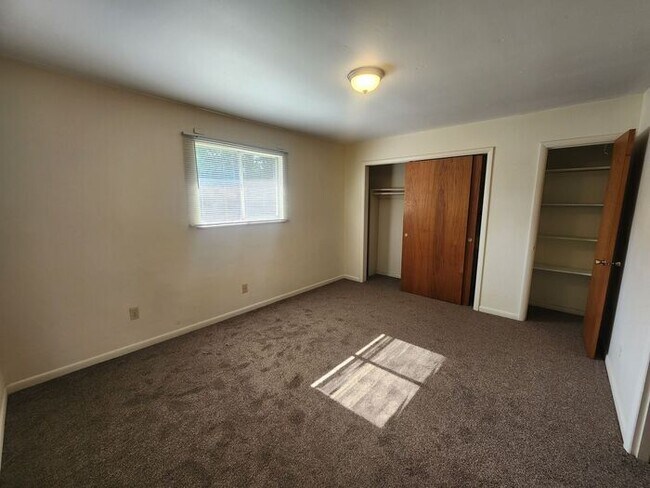 Foto del edificio - Upstairs 1 Bedroom Apartment Close to Rose...