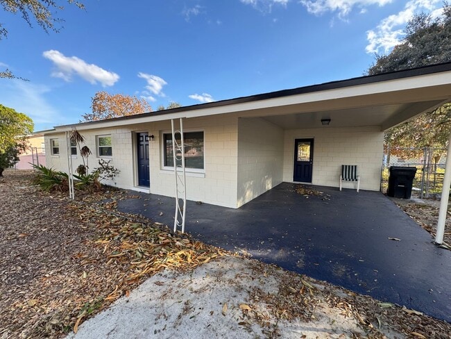 Building Photo - Charming Home with Fenced Back Yard