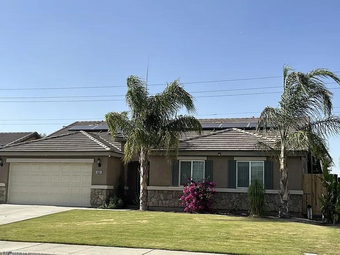Primary Photo - Spacious and super clean 4 bedroom, 2 bath...