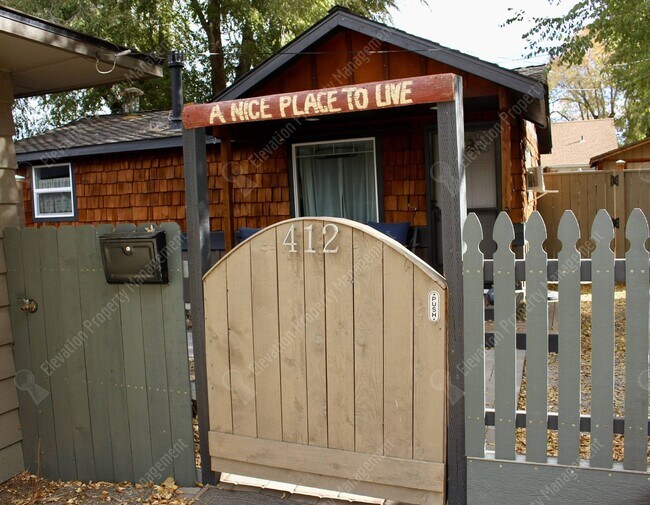 Building Photo - Furnished 1 BR / 1 BA cottage near downtow...