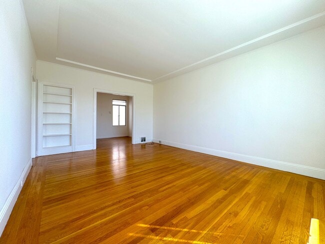 Building Photo - Marina: Bright Top Floor 1 Bed 1 Bath with...