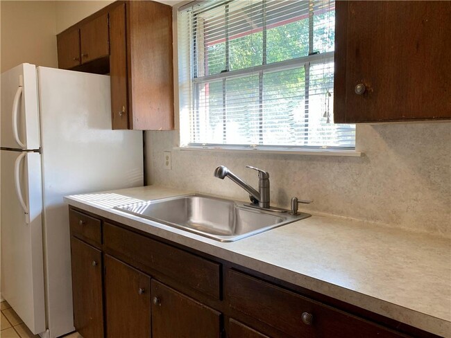 Building Photo - 400 Tilbury Ln