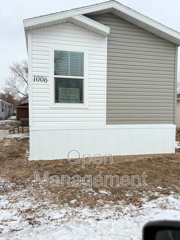 Building Photo - 825 1st Ave E