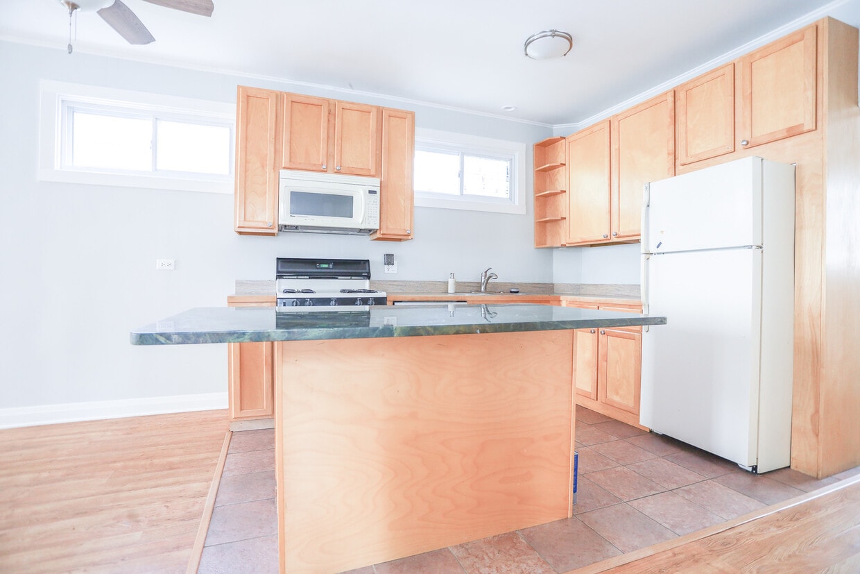 Primary Photo - 2123 W Warner Ave