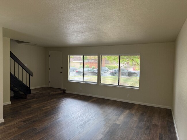 Building Photo - Blossom Valley Townhome
