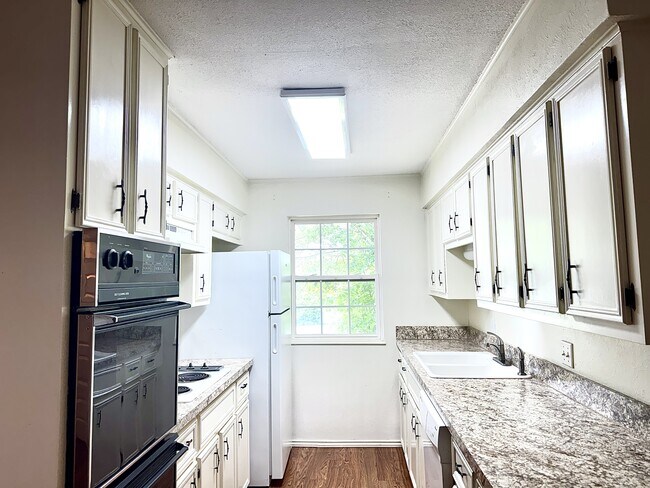 Foto del edificio - 2800 Shady Grove Dr