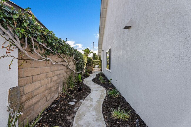 Foto del edificio - Coastal Elegance Meets Family Comfort in D...