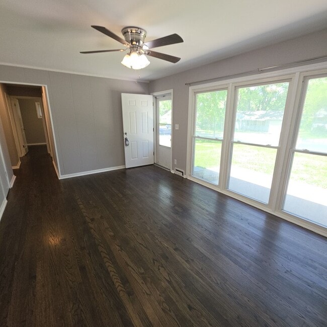 Building Photo - Spacious 4 bedrooms and 1 bath home located on Manchester Ave in Kansas City, MO