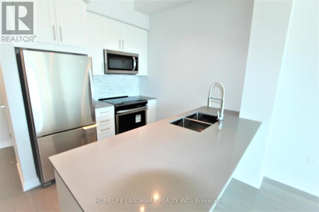 Photo du bâtiment - 4055-4055 Parkside Village Dr