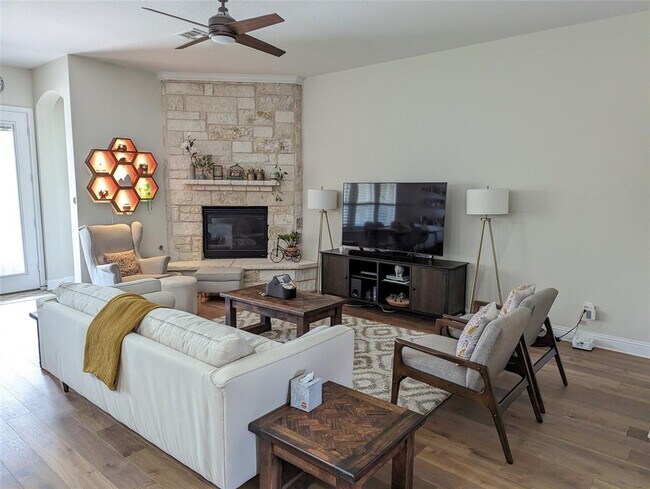 Foto del edificio - 10005 Ivalenes Hope Dr