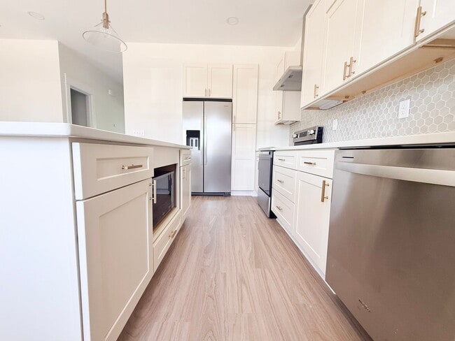 Foto del edificio - Crofton Style | Spacious 4-Bedroom Highbury Home with Pool and Pickleball Court