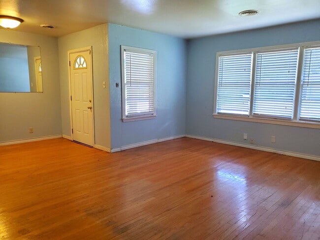 Building Photo - 2307 McKee Dr
