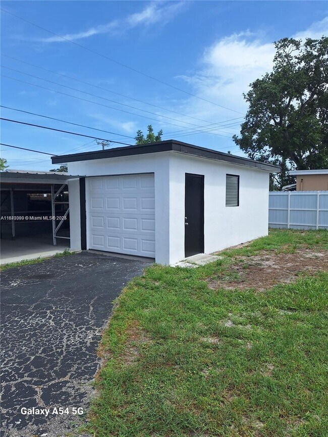 Foto del edificio - 2221 N 61st Terrace