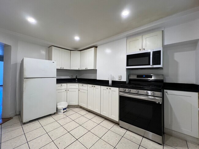 Building Photo - 848 Huntington Ave