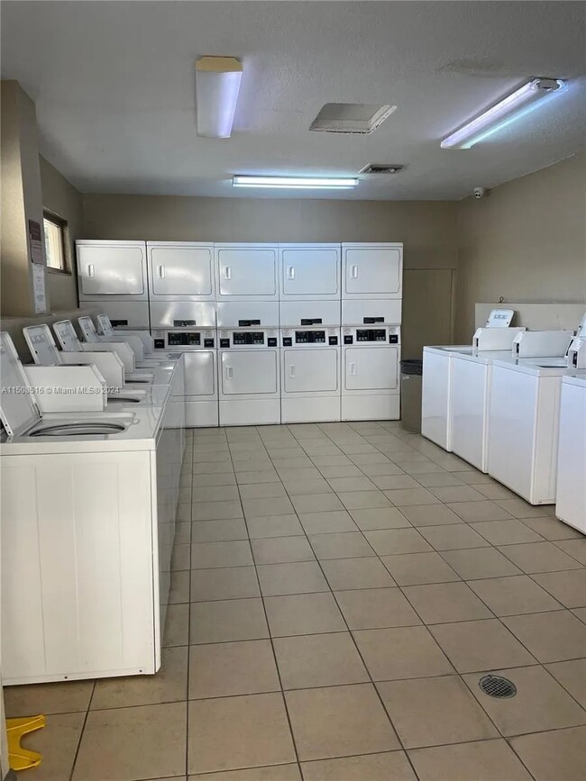 Laundry 10 washers + 10 dryers - 1800 Sans Souci Blvd