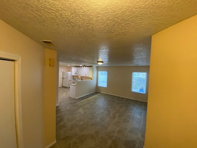 Building Photo - 1202 Villa Rd SE