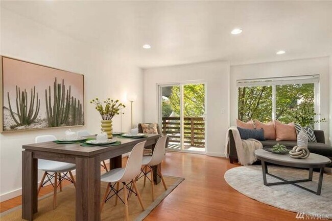 Foto del edificio - Modern 3 Bed 3 Bath Townhome Available