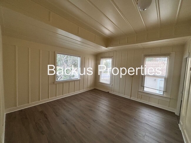 Building Photo - Wonderful unit in desireable location in Monterey