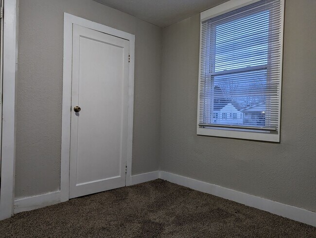 Building Photo - Small & Mighty: Rent this 'Grandview Gem' ...