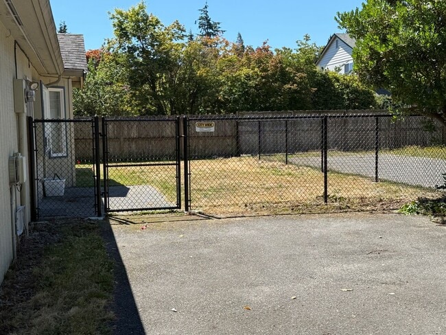 Building Photo - Charming No-Stairs Rambler – Move-In Ready...