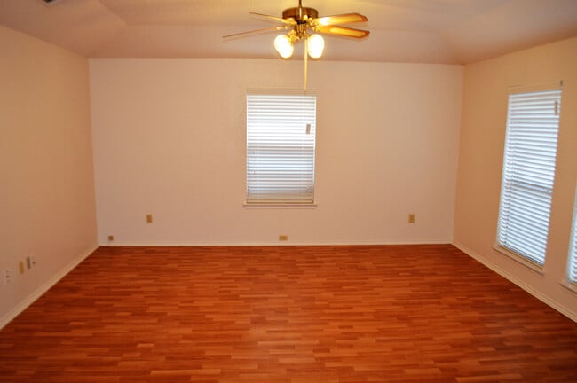 Foto del edificio - 2-Bedroom Duplex with Private Yard Near Shopping & Dining