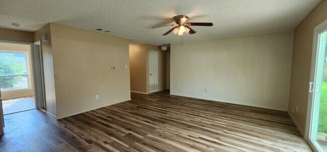 Foto del edificio - 1804 Greenhill Dr