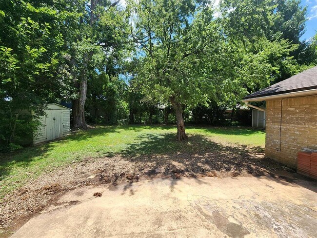 Foto del edificio - 1313 Whippoorwill Dr