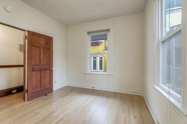 Building Photo - Two Bedroom Noe Valley Cottage - Please Co...