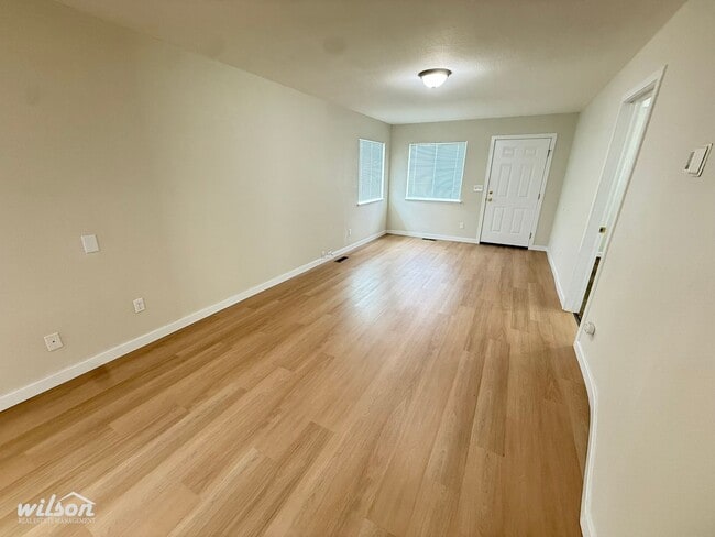 Building Photo - Updated 2 Bed /1 Bath Home with Spacious Yard!