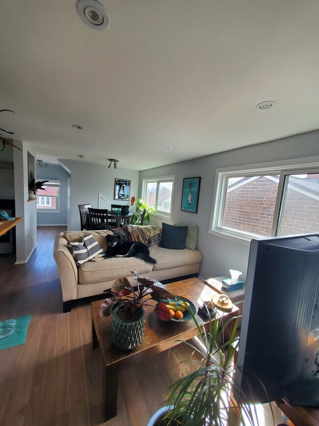 Photo du bâtiment - Bright open concept 3rd floor apartment in...