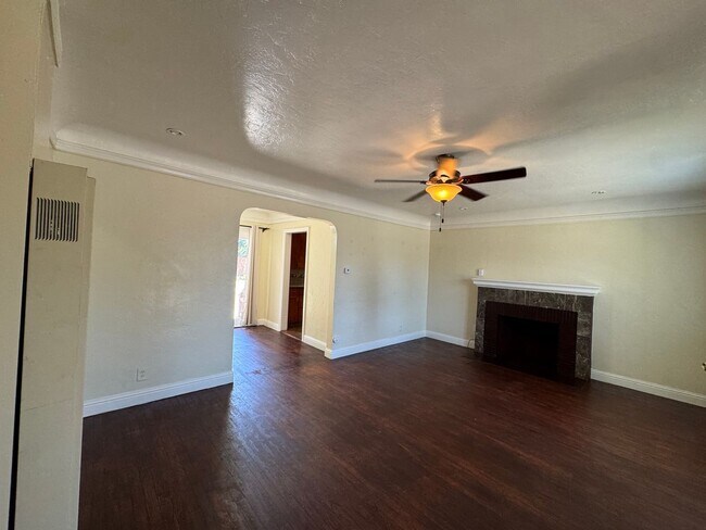 Foto del edificio - 4789 E Hedges Ave