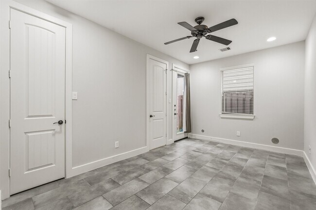 Foto del edificio - 2441 Charleston St