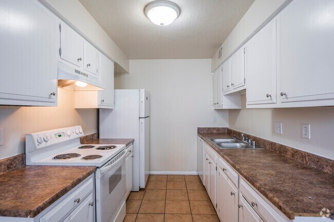 2BR, 1BA - 820SF - Kitchen - Borderman's Reef