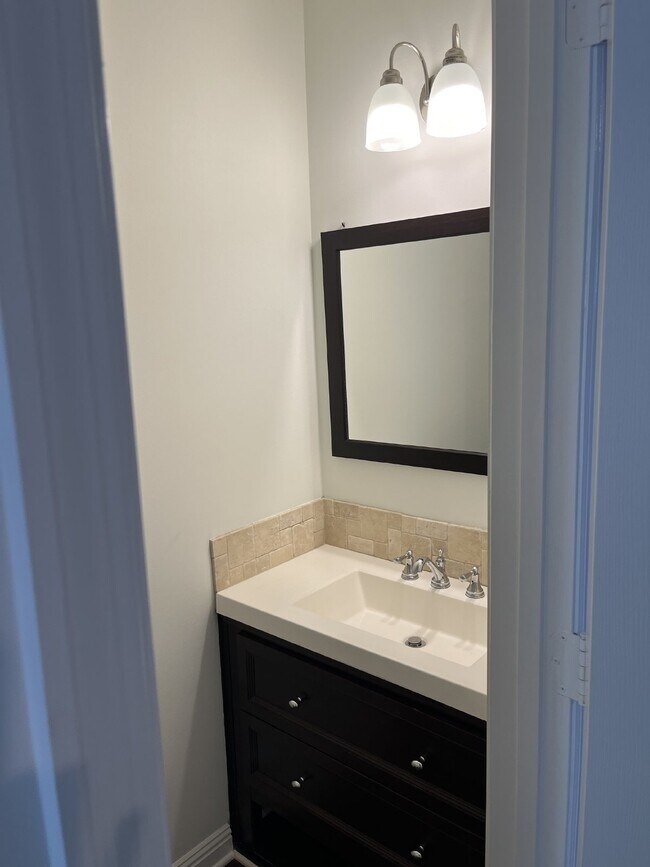 Building Photo - 1622 Brentwood Pointe