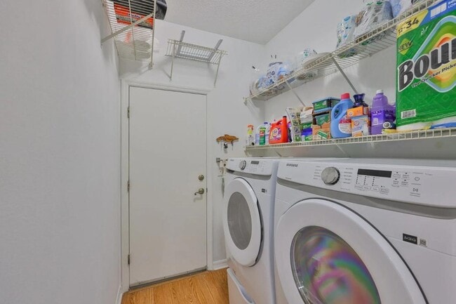 Building Photo - 2316 Lyndhurst Dr