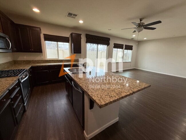 Foto del edificio - 1275 Dartmouth Cir