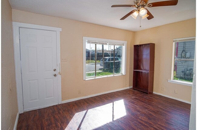 Building Photo - Great Home Near AT&T Center and Downtown!