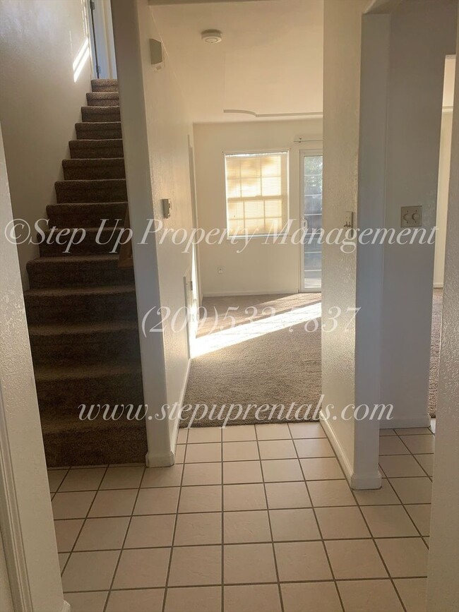 Building Photo - Welcoming and Spacious 3 Bedroom 2.5 Bathr...