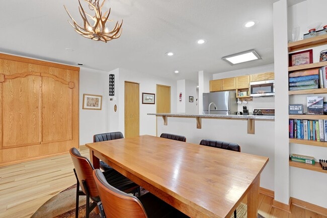 Foto del edificio - Summer Rental- Liftside Condos #205
