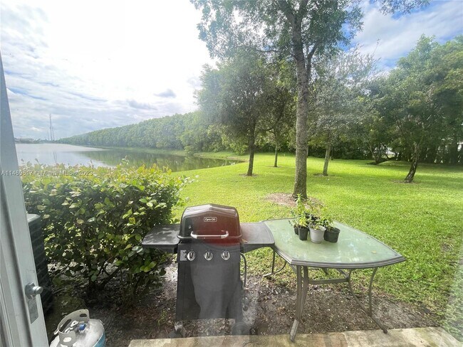 Foto del edificio - 4904 SW 141st Ave