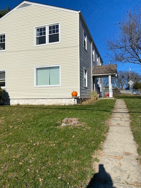 Side - 250 S Ridge St