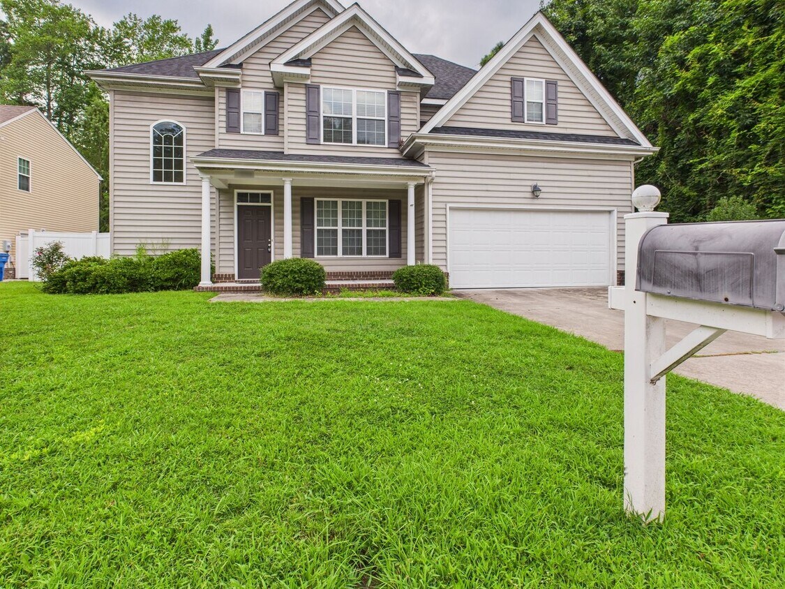 Primary Photo - Spacious 4-bedroom, 3-bathroom home in Che...