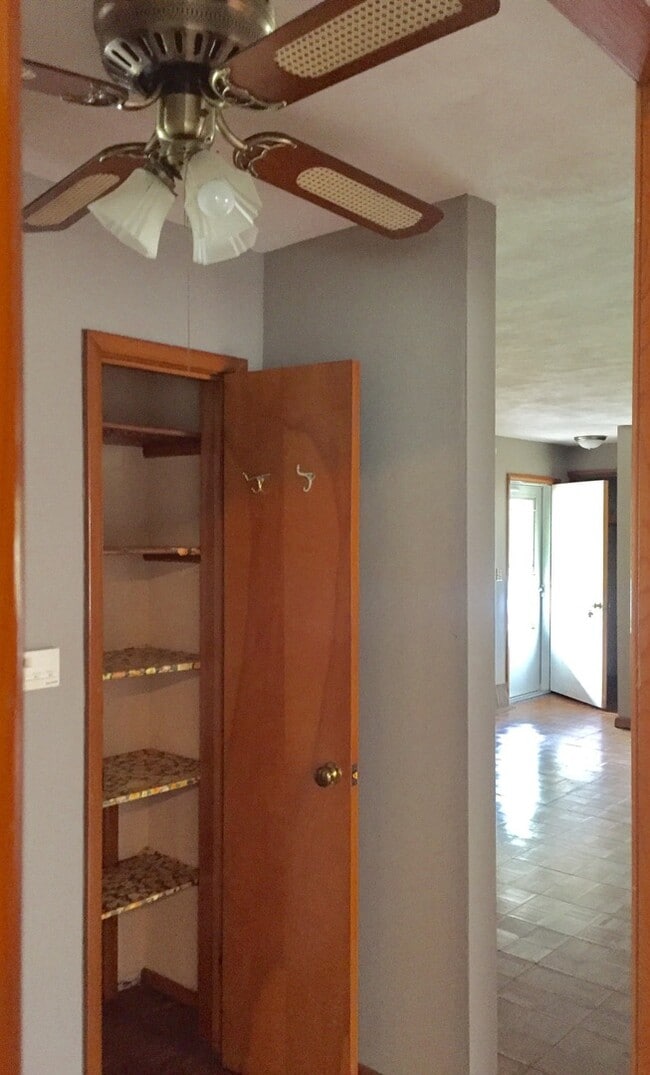 Building Photo - Cozy 3bedroom available Nov 1st.