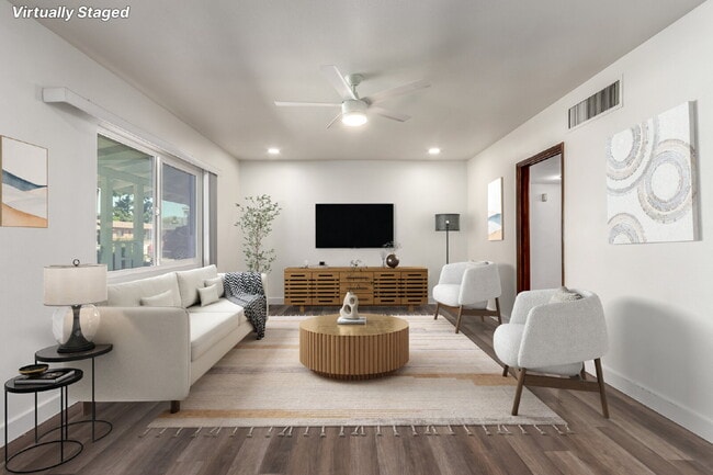 Building Photo - Beautifully updated 4 bed 2 bath Single Fa...