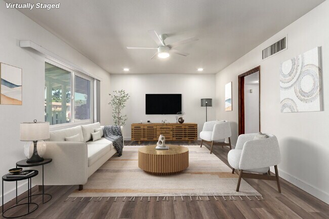 Foto del edificio - Beautifully updated 4 bed 2 bath Single Fa...
