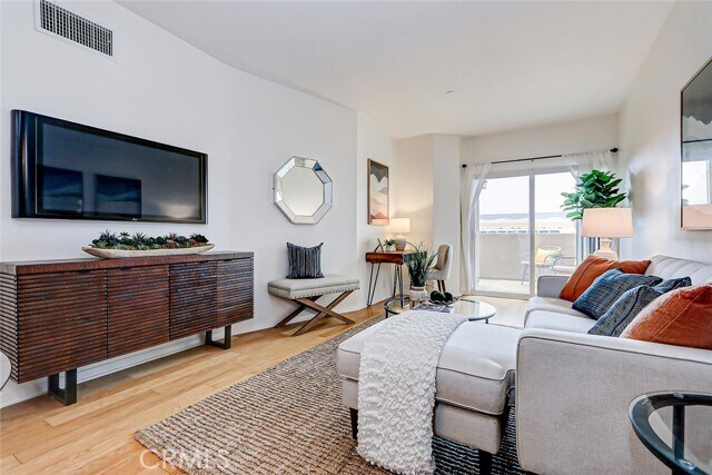 Foto del edificio - 2750 Artesia Blvd