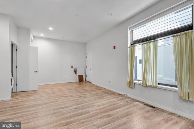 Building Photo - 385 Martin St