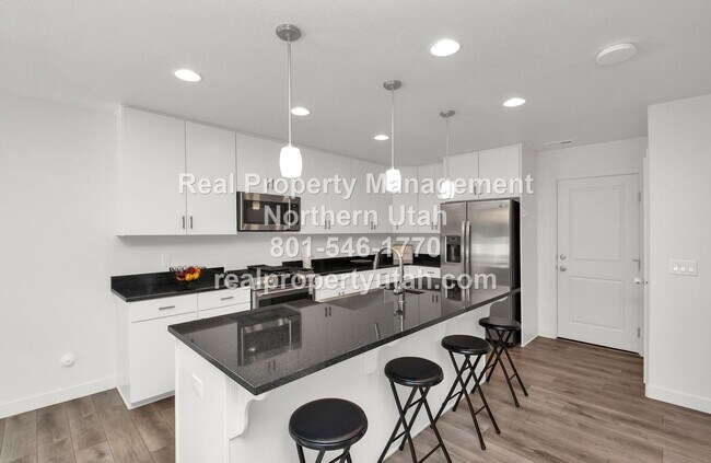 Foto del edificio - Beautiful 3 bedroom home in Syracuse Comin...