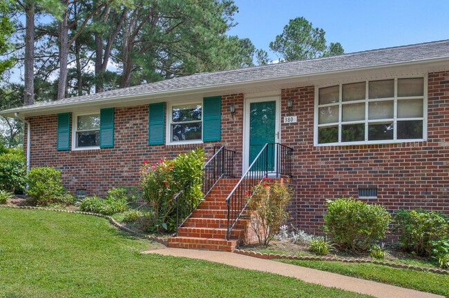 Foto del edificio - Pristine Brick Rancher in Sandston on an acre