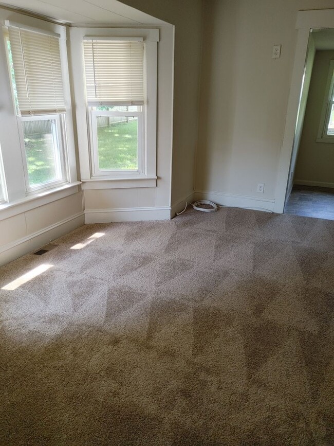 Building Photo - EDGEWOOD 2 BEDROOM RANCHER